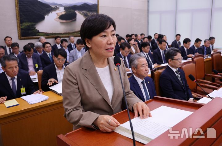 [서울=뉴시스] 고범준 기자 = 송미령 농림축산식품부 장관이 26일 서울 여의도 국회에서 열린 농림축산식품해양수산위원회 전체회의에서 2025회계연도 결산 제안설명을 하고 있다. 2026.08.26. bjko@newsis.com