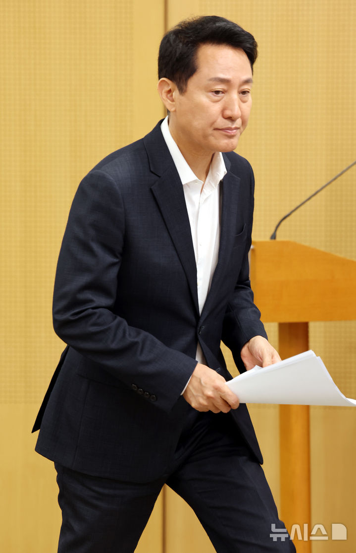 브리핑 입장하는 오세훈 서울시장
