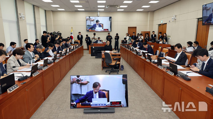 [서울=뉴시스] 최진석 기자 = 유동수 국회 정무위원회 위원장이 26일 여의도 국회에서 정무위원회 전체회의를 주재하고 있다. 2026.08.26. myjs@newsis.com