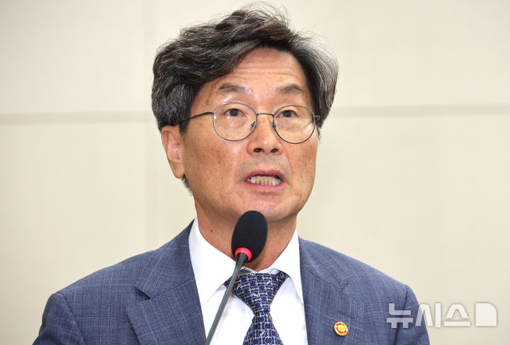[서울=뉴시스] 최진석 기자 = 정일연 국민권익위원장이 26일 여의도 국회에서 열린 정무위원회 전체회의에서 인사말하고 있다. 2026.08.26. myjs@newsis.com