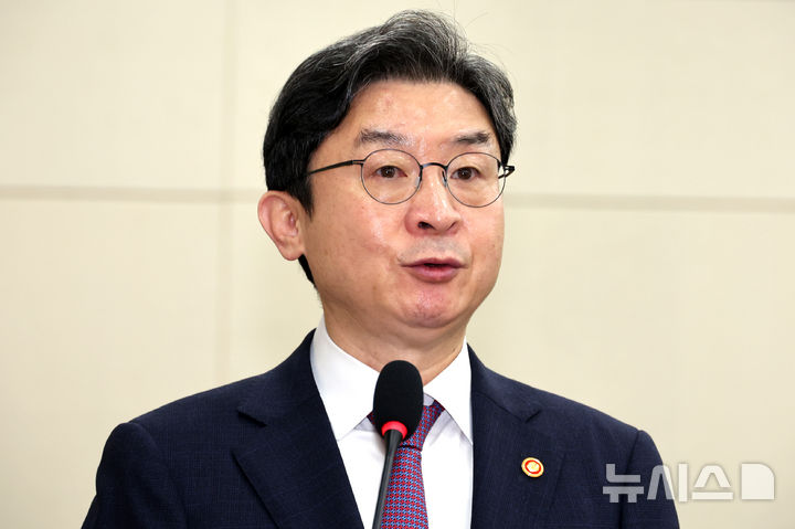 [서울=뉴시스] 최진석 기자 = 이억원 금융위원장이 26일 여의도 국회에서 열린 정무위원회 전체회의에서 인사말하고 있다. 2026.08.26. myjs@newsis.com