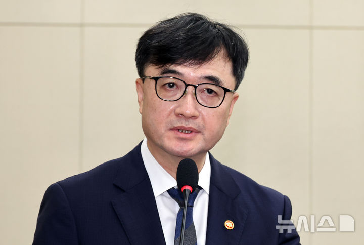 [서울=뉴시스] 최진석 기자 = 임기근 국무조정실장이 26일 여의도 국회에서 열린 정무위원회 전체회의에서 인사말하고 있다. 2026.08.26. myjs@newsis.com