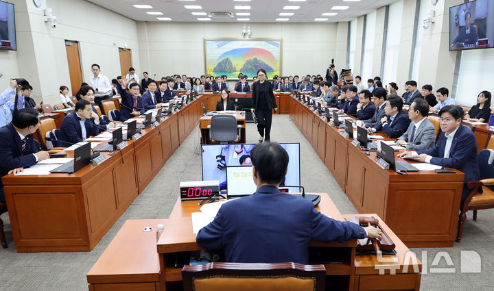 [서울=뉴시스] 최진석 기자 = 유동수 국회 정무위원회 위원장이 26일 여의도 국회에서 정무위원회 전체회의를 주재하고 있다. 2026.08.26. myjs@newsis.com