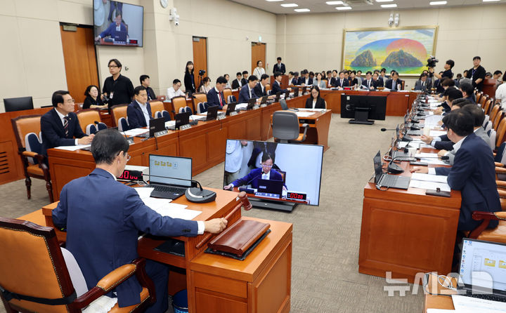 [서울=뉴시스] 최진석 기자 = 유동수 국회 정무위원회 위원장이 26일 여의도 국회에서 정무위원회 전체회의를 주재하고 있다. 2026.08.26. myjs@newsis.com
