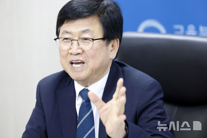 [서울=뉴시스] 김혜진 기자 = 최교진 교육부 장관이 26일 서울 영등포구 한국교육시설안전원에서 뉴시스와 인터뷰를 하고 있다. 2026.08.26. jini@newsis.com