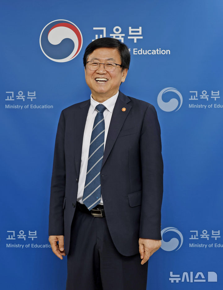 [서울=뉴시스] 김혜진 기자 = 최교진 교육부 장관이 26일 서울 영등포구 한국교육시설안전원에서 뉴시스와 인터뷰에 앞서 포즈를 취하고 있다. 2026.08.26. jini@newsis.com