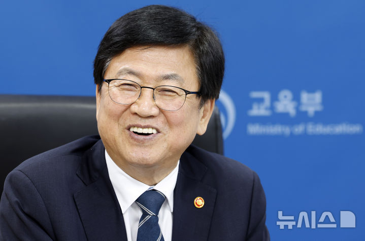 뉴시스와 인터뷰하는 최교진 장관
