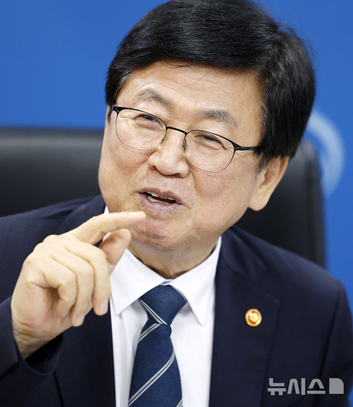 [서울=뉴시스] 김혜진 기자 = 최교진 교육부 장관이 26일 서울 영등포구 한국교육시설안전원에서 뉴시스와  인터뷰를 하고 있다. 2026.08.26. jini@newsis.com