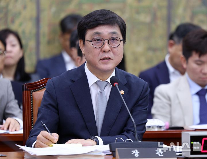 [서울=뉴시스] 고범준 기자 = 최휘영 문화체육관광부 장관이 26일 서울 여의도 국회에서 열린 문화체육관광위원회 전체회의에서 의원 질의에 답변하고 있다. 2026.08.26. bjko@newsis.com