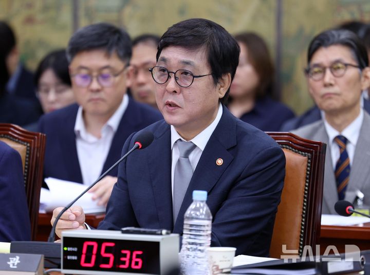 [서울=뉴시스] 고범준 기자 = 최휘영 문화체육관광부 장관이 26일 서울 여의도 국회에서 열린 문화체육관광위원회 전체회의에서 의원 질의에 답변하고 있다. 2026.08.26. bjko@newsis.com