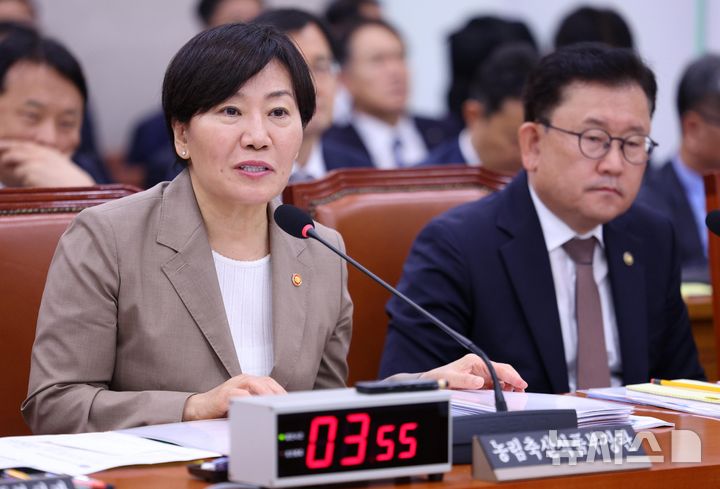 [서울=뉴시스] 고범준 기자 = 송미령 농림축산식품부 장관이 26일 서울 여의도 국회에서 열린 농림축산식품해양수산위원회 전체회의에서 의원 질의에 답변하고 있다. 2026.08.26. bjko@newsis.com