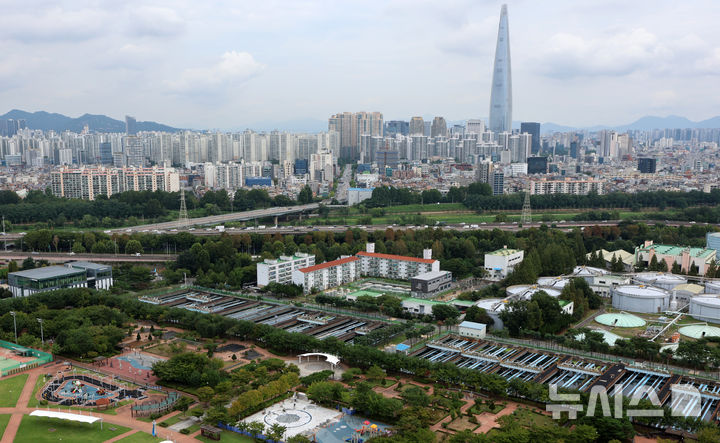 [서울=뉴시스] 조성우 기자 = 사진은 지난 26일 서울 강남구 탄천물재생센터와 마루공원 일대가 보이고 있는 모습. 2026.08.26. xconfind@newsis.com