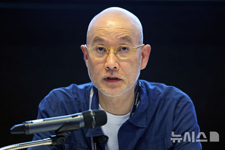 [서울=뉴시스] 박진희 기자 = 서도호 작가가 26일 서울 종로구 국립현대미술관 서울에서 개인전 '서도호' 기자간담회를 하고 있다. 이번 전시는 지난 30여 년간 국내를 비롯한 국제무대에서 독창적인 예술 세계를 구축하며 지평을 넓혀 온 작가의 작품을 총체적으로 조망하는 전시다. 2026.08.26. pak7130@newsis.com