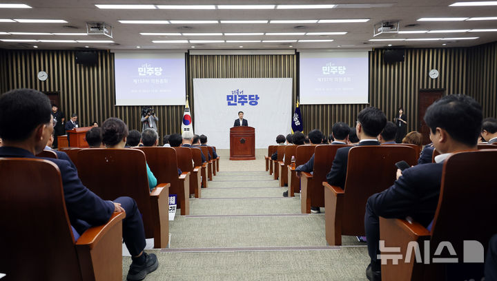 [서울=뉴시스] 최진석 기자 = 한병도 더불어민주당 원내대표가 26일 여의도 국회에서 열린 의원총회에서 발언하고 있다. 2026.08.26. myjs@newsis.com