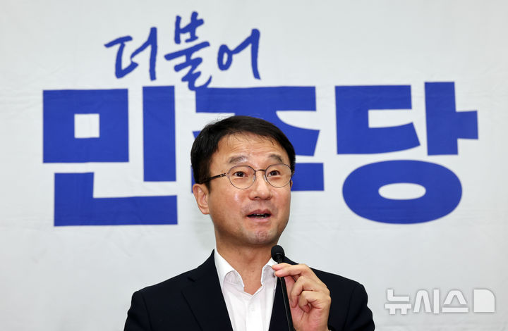 [서울=뉴시스] 최진석 기자 = 한병도 더불어민주당 원내대표가 26일 여의도 국회에서 열린 의원총회에서 발언하고 있다. 2026.08.26. myjs@newsis.com