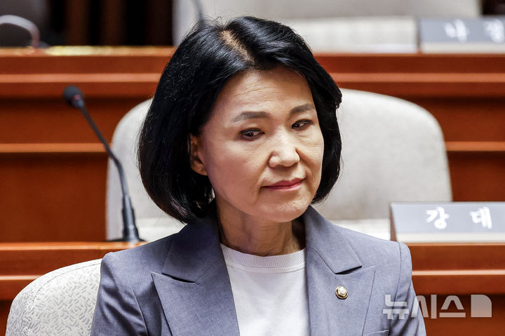 [서울=뉴시스] 정병혁 기자 = 이진숙 국민의힘 의원이 26일 서울 여의도 국회에서 열린 의원총회에 참석하고 있다. 2026.08.26. jhope@newsis.com