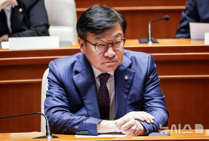 [서울=뉴시스] 정병혁 기자 = 정점식 국민의힘 원내대표가 26일 서울 여의도 국회에서 열린 의원총회에 참석해 있다. 2026.08.26. jhope@newsis.com