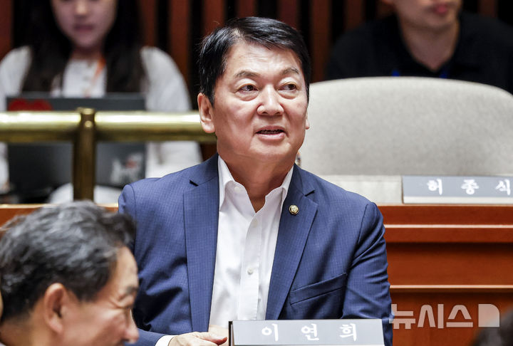 [서울=뉴시스] 정병혁 기자 = 안철수 국민의힘 의원이 26일 서울 여의도 국회에서 열린 의원총회에 참석하고 있다. 2026.08.26. jhope@newsis.com