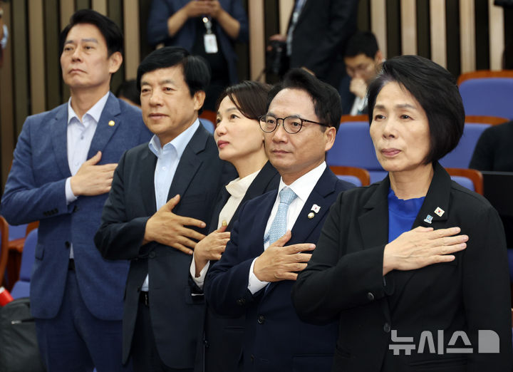 [서울=뉴시스] 최진석 기자 = 최민희(오른쪽부터) 더불어민주당 수석 최고위원과 박선원, 서미화, 이성윤, 한민수 최고위원이 26일 여의도 국회에서 열린 의원총회에서 국기에 경례하고 있다. 2026.08.26. myjs@newsis.com