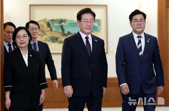 [서울=뉴시스] 조성봉 기자 = 이재명 대통령이 26일 청와대에서 열린 제10회 중앙지방협력회의에 입장하고 있다. 왼쪽부터 한성숙 국무총리, 이 대통령, 박찬대 시도지사협의회장. (청와대통신사진기자단) 2026.08.26. suncho21@newsis.com