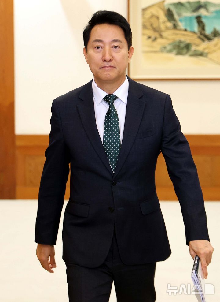 [서울=뉴시스] 조성봉 기자 = 오세훈 서울시장이 26일 청와대에서 열린 제10회 중앙지방협력회의에 입장하고 있다. (청와대통신사진기자단) 2026.08.26. suncho21@newsis.com