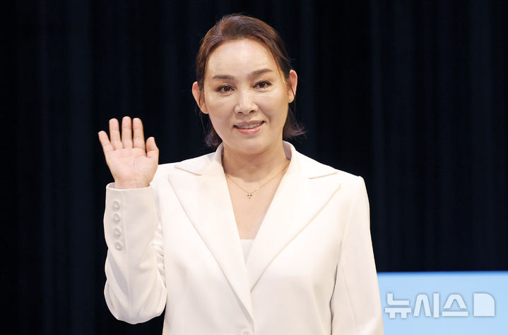 [서울=뉴시스] 김혜진 기자 = 가수 양수경이 26일 오후 서울 마포구 YTN홀에서 열린 기자회견에서 포즈를 취하고 있다. 2026.08.26. jini@newsis.com