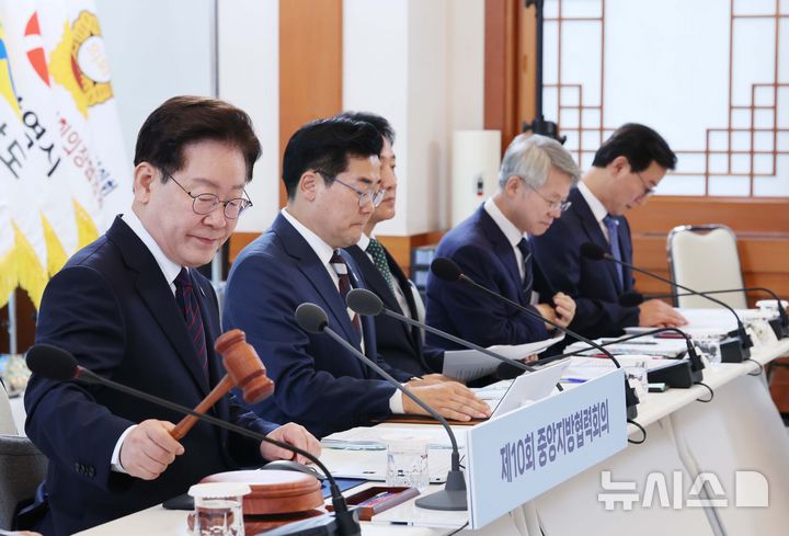 [서울=뉴시스] 조성봉 기자 = 이재명 대통령이 26일 청와대에서 열린 제10회 중앙지방협력회의에서 개회 선언을 하고 있다. (청와대통신사진기자단) 2026.08.26. suncho21@newsis.com