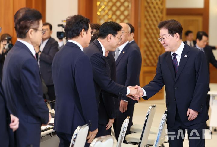 [서울=뉴시스] 조성봉 기자 = 이재명 대통령이 26일 청와대에서 열린 제10회 중앙지방협력회의에서 참석자들과 인사하고 있다. (청와대통신사진기자단) 2026.08.26. suncho21@newsis.com