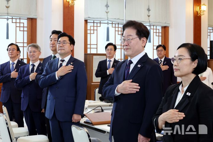 [서울=뉴시스] 조성봉 기자 = 이재명 대통령이 26일 청와대에서 열린 제10회 중앙지방협력회의에서 국민의례를 하고 있다. 오른쪽부터 한성숙 국무총리, 이 대통령, 박찬대 시도지사협의회장, 오세훈 서울시장, 민형배 전남광주통합특별시장, 전재수 부산시장. (청와대통신사진기자단) 2026.08.26. suncho21@newsis.com