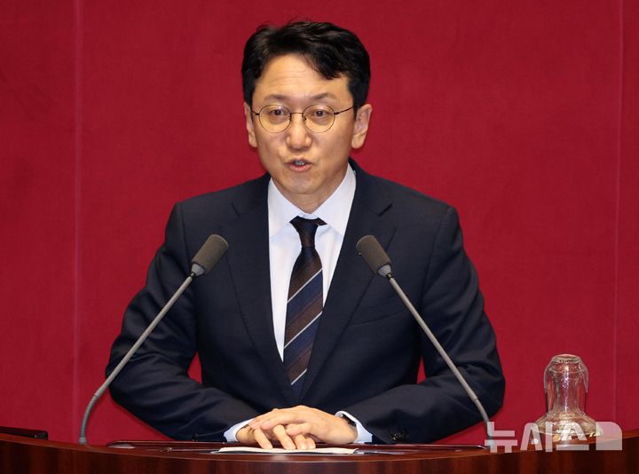 [서울=뉴시스] 고범준 기자 = 천준호 더불어민주당 의원이 26일 서울 여의도 국회에서 열린 제438회 국회(임시회) 제2차 본회의에서 2026년도 국정감사 정기회 기간 중 실시의 건에 대한 제안설명을 하고 있다. 2026.08.26. bjko@newsis.com