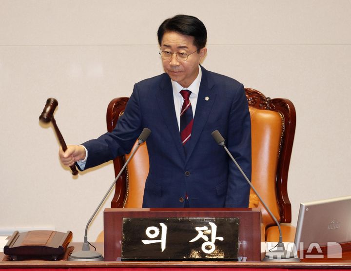 [서울=뉴시스] 고범준 기자 = 조정식 국회의장이 26일 서울 여의도 국회에서 열린 제438회 국회(임시회) 제2차 본회의에서 의사봉을 두드리고 있다. 2026.08.26. bjko@newsis.com