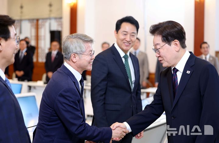 [서울=뉴시스] 조성봉 기자 = 이재명 대통령이 26일 청와대에서 열린 제10회 중앙지방협력회의에서 민형배 전남광주통합특별시장과 악수를 하고 있다. (청와대통신사진기자단) 2026.08.26. suncho21@newsis.com