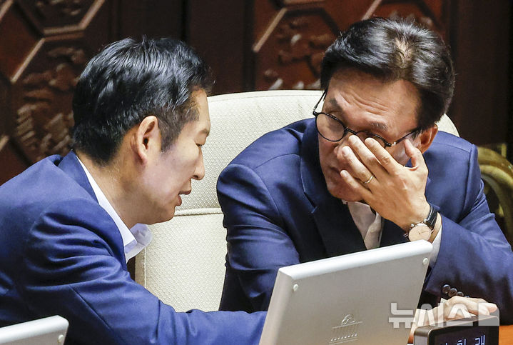 [서울=뉴시스] 정병혁 기자 = 김민석 더불어민주당 대표와 정청래 의원이 26일 서울 여의도 국회에서 열린 제438회국회(임시회) 2차 본회의에서 대화를 나누고 있다. 2026.08.26. jhope@newsis.com