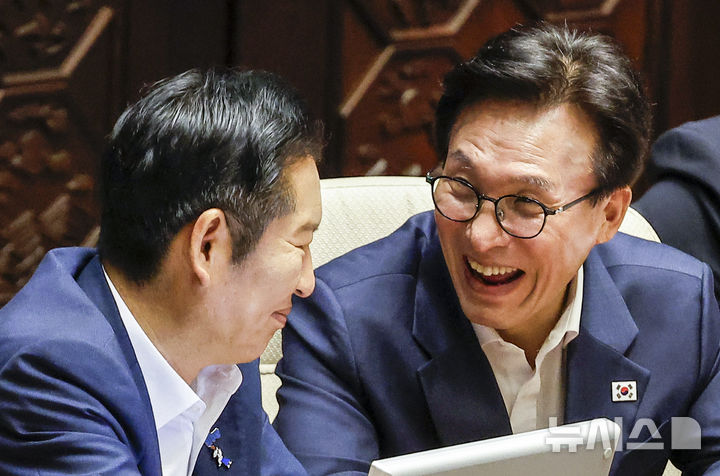 [서울=뉴시스] 정병혁 기자 = 김민석 더불어민주당 대표와 정청래 의원이 26일 서울 여의도 국회에서 열린 제438회국회(임시회) 2차 본회의에서 대화를 나누고 있다. 2026.08.26. jhope@newsis.com
