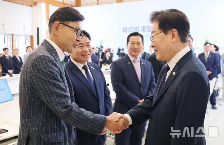 [서울=뉴시스] 조성봉 기자 = 이재명 대통령이 26일 청와대에서 열린 제10회 중앙지방협력회의에서 김철우 보성군수와 악수하고 있다. (청와대통신사진기자단) 2026.08.26. suncho21@newsis.com