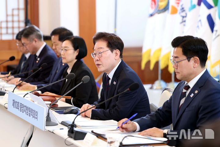 [서울=뉴시스] 조성봉 기자 = 이재명 대통령이 26일 청와대에서 열린 제10회 중앙지방협력회의에서 발언하고 있다. (청와대통신사진기자단) 2026.08.26. suncho21@newsis.com