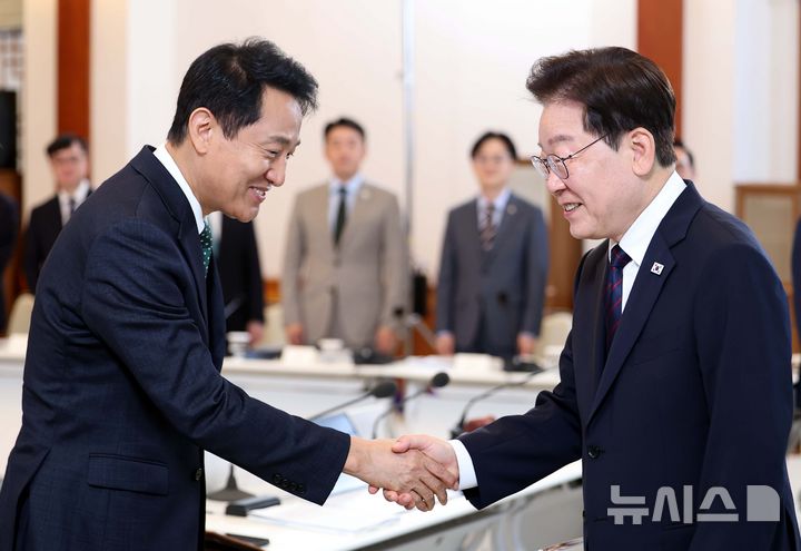 [서울=뉴시스] 조성봉 기자 = 이재명 대통령이 26일 청와대에서 열린 제10회 중앙지방협력회의에서 오세훈 서울시장과 악수하고 있다. (청와대통신사진기자단) 2026.08.26. suncho21@newsis.com