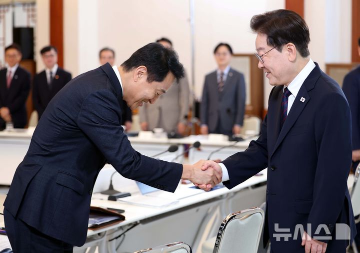 [서울=뉴시스] 조성봉 기자 = 이재명 대통령이 26일 청와대에서 열린 제10회 중앙지방협력회의에서 오세훈 서울시장과 악수하고 있다. (청와대통신사진기자단) 2026.08.26. suncho21@newsis.com