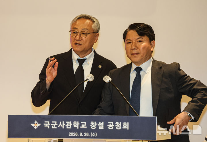 [서울=뉴시스] 전신 기자 = 26일 오후 서울 용산구 국방컨벤션에서 열린 국군사관학교 창설 공청회에서 박판준(왼쪽) 육군사관학교 총동창회장이 김홍철 국방부 정책실장의 발언 중 단상을 올라와 말하고 있다. (공동취재) 2026.08.26. photo1006@newsis.com