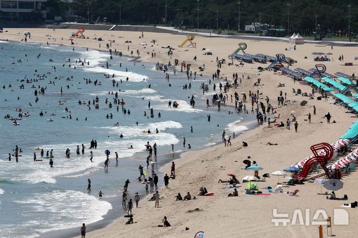 [부산=뉴시스] 하경민 기자 = 부산지역에 폭염경보가 발효 중인 26일 부산 해운대구 해운대해수욕장을 찾은 시민과 관광객들이 물놀이를 즐기고 있다. 2026.08.26. yulnetphoto@newsis.com