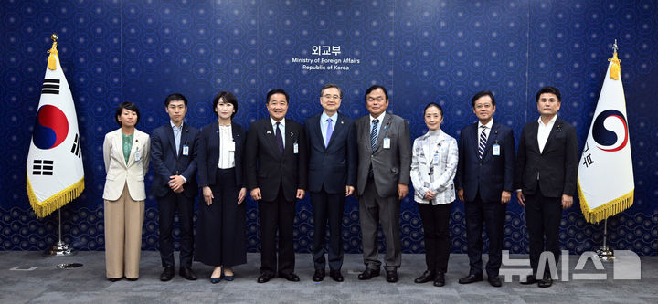 [서울=뉴시스] 조수정 기자 = 조현(왼쪽 다섯번째) 외교부 장관과 나가시마 아키히사(왼쪽 네번째) 일한의원연맹 간사장 등 일본 의원단이 26일 오후 서울 종로구 외교부에서 접견하며 기념촬영 하고 있다. (공동취재) 2026.08.26. chocrystal@newsis.com