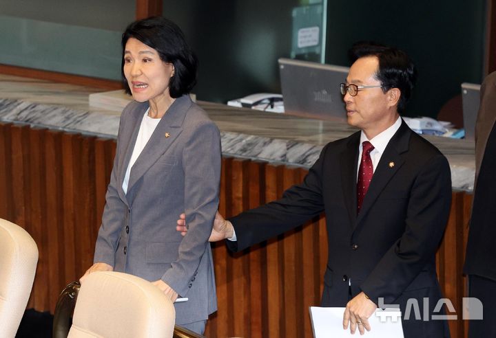 [서울=뉴시스] 고범준 기자 = 이진숙 국민의힘 의원이 26일 서울 여의도 국회에서 열린 제438회 국회(임시회) 제2차 본회의에서 국회의원(이진숙) 제명 촉구 결의안이 상정되자 윤용근 의원이 이 의원 팔을 잡고 있다. 2026.08.26. bjko@newsis.com
