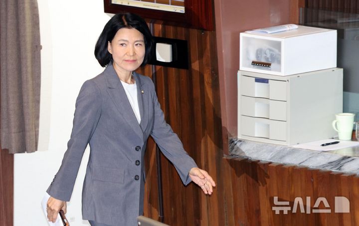 [서울=뉴시스] 고범준 기자 = 이진숙 국민의힘 의원이 26일 서울 여의도 국회에서 열린 제438회 국회(임시회) 제2차 본회의에서 국회의원(이진숙) 제명 촉구 결의안이 상정되자 본회의장을 나가고 있다. 2026.08.26. bjko@newsis.com