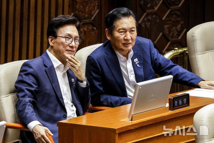 [서울=뉴시스] 정병혁 기자 = 김민석 더불어민주당 대표와 정청래 의원이 26일 서울 여의도 국회에서 열린 제438회국회(임시회) 2차 본회의에서 대화를 나누고 있다. 2026.08.26. jhope@newsis.com