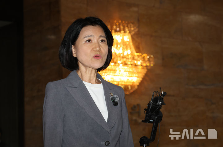 [서울=뉴시스] 김근수 기자 = 이진숙 국민의힘 의원이 26일 오후 서울 여의도 국회 본회의장 앞에서 제명 촉구 결의안 관련 입장을 밝히고 있다. 이날 본회의에서 민주당 주도로 제명 촉구 결의안이 통과됐다. 2026.08.26. ks@newsis.com