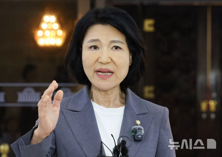[서울=뉴시스] 김근수 기자 = 이진숙 국민의힘 의원이 26일 오후 서울 여의도 국회 본회의장 앞에서 제명 촉구 결의안 관련 입장을 밝히고 있다.&nbsp; 이날 본회의에서 민주당 주도로 제명 촉구 결의안이 통과됐다. 2026.08.26. ks@newsis.com