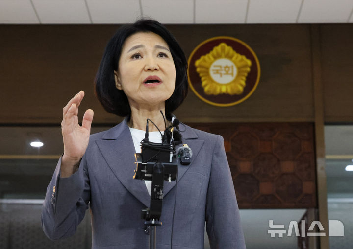 [서울=뉴시스] 김근수 기자 = 이진숙 국민의힘 의원이 26일 오후 서울 여의도 국회 본회의장 앞에서 제명 촉구 결의안 관련 입장을 밝히고 있다. 이날 본회의에서 민주당 주도로 제명 촉구 결의안이 통과됐다. 2026.08.26. ks@newsis.com