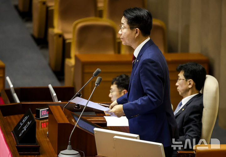 [서울=뉴시스] 정병혁 기자 = 이진숙 국민의힘 의원 제명 촉구 결의안 가결된 가운데 26일 서울 여의도 국회에서 열린 제438회국회(임시회) 2차 본회의에서 조정식 국회의장이 의사봉을 두드리고 있다. 2026.08.26. jhope@newsis.com