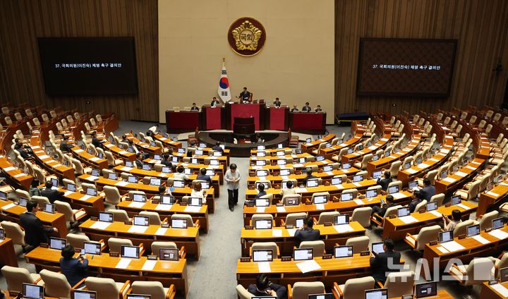 [서울=뉴시스] 고범준 기자 = 26일 서울 여의도 국회에서 열린 제438회 국회(임시회) 제2차 본회의에서 국회의원(이진숙) 제명 촉구 결의안이 가결되고 있다. 2026.08.26. bjko@newsis.com