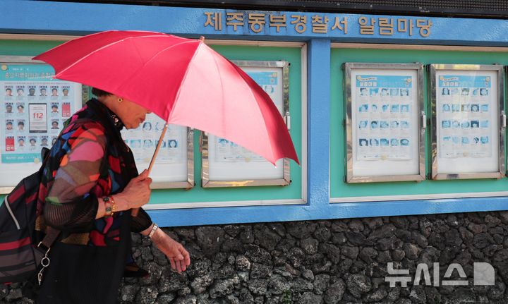 [제주=뉴시스] 우장호 기자 = 제주에서 경찰의 실종 신고 허위 종결 사실이 드러나고 실종 신고자들이 잇따라 숨진 채 발견되면서 각종 괴담이 확산하는 가운데 제주도가 '허위 콘텐츠는 삭제해달라'며 진화에 나서고 있다.26일 오후 제주시 동부경찰서 앞에 설치된 알림마당에 실종아동들의 얼굴과 실종 사연이 게시돼 있다. 2026.08.26. woo1223@newsis.com